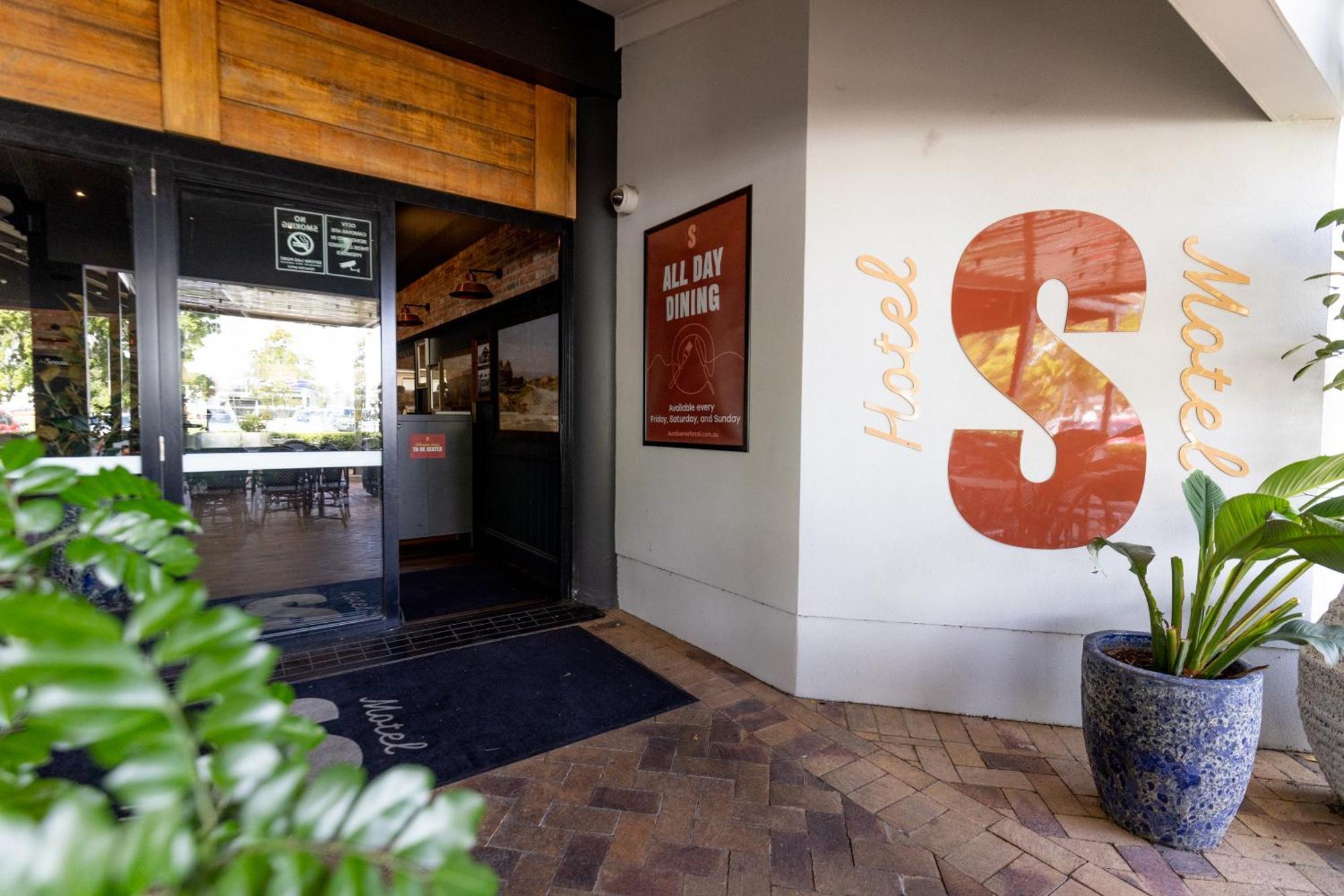 Sundowner Hotel Motel Caboolture Exterior foto